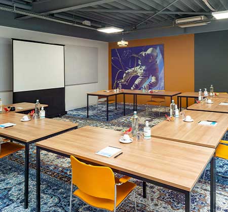 https://www.apollo-workspaces.nl/wp-content/uploads/2021/09/Conferentiezaal-vergaderruimte-Apollo-workspaces-Nijkerk-2.jpg